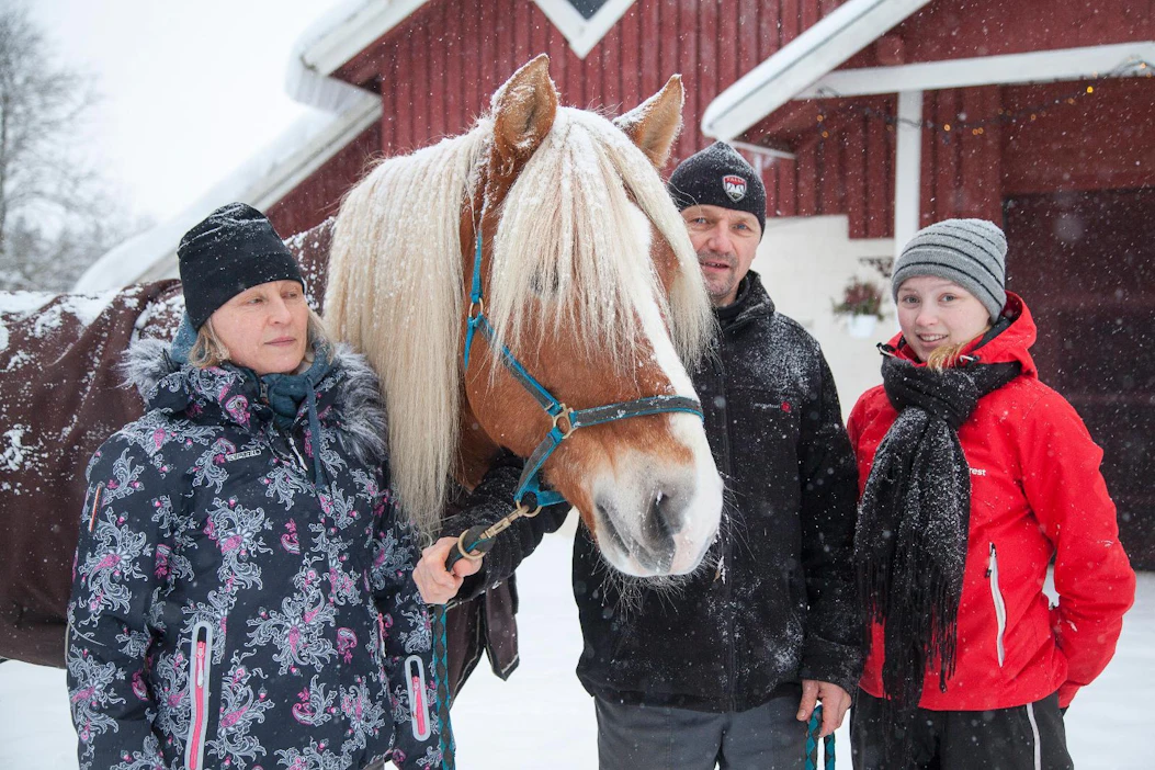 Tarja (vas.), Arto ja Sanni Komulainen sekä perheen juoksijaori Vernanto. Sillä on 22 startista 11 voittoa, rahaa 22 000 euroa ja ennätys 1.26,1ake.