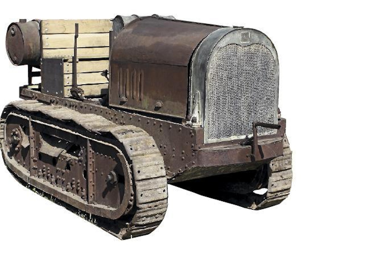 Saksalainen Dinos-telatraktori oli tasokas kone. Niitä ostettiin kymmeniä kappaleita suomalaisille metsä- ja tietyömaille sekä jokuselle suurtilalle. Armeijallakin niitä oli, mutta ei enää viime sotien aikaan. Traktoreita valmistettiin Berliinissä vuosina 1918–24 alun perin Loeb-nimellä. Viimeisimmissä malleissa oli 35 hv:n 4-sylinterinen bensamoottori ja kolmisen tonnia painoa. Tämä Lauri Ketosen omistama Dinos on ilmeisesti ainoa kappale koko maailmassa. (Isokyrö)