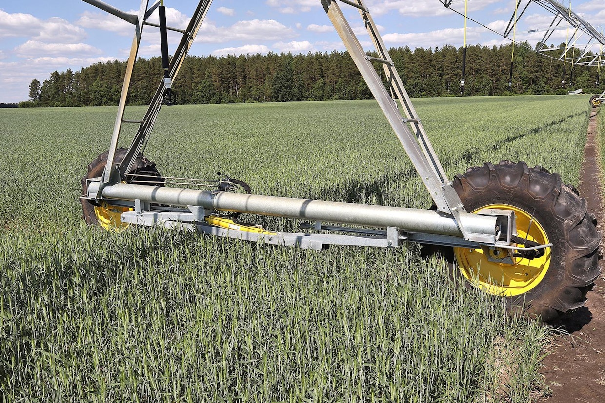 Torneissa on kaksi hydraulivetoista rengasta. Laitteen siirtämistä varten hydraulimoottorien veto vapautetaan ruuvimeisselillä, nostetaan renkaat hydrauliikalla ilmaan ja käännetään renkaat puomin suuntaisesti.
