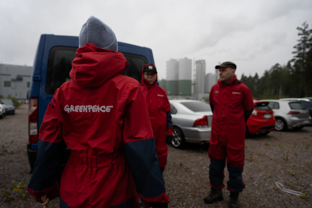 Greenpeace osoitti lauantaina mieltään Metsä Groupin Äänekosken biotuotetehtaan avoimien ovien tapahtumassa.