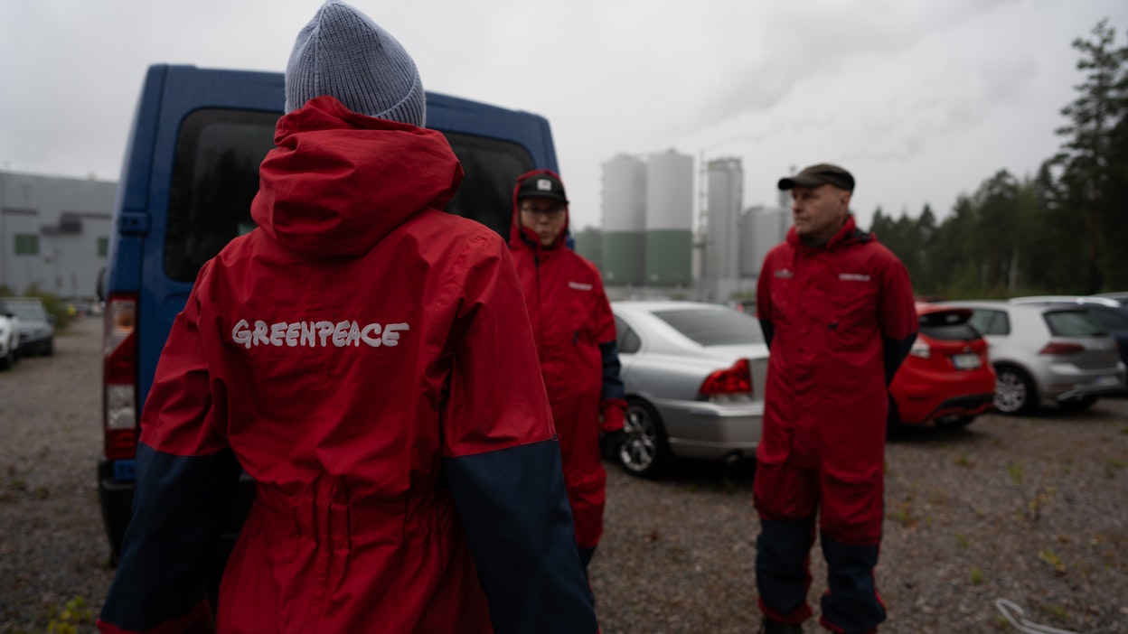 Greenpeace osoitti lauantaina mieltään Metsä Groupin Äänekosken biotuotetehtaan avoimien ovien tapahtumassa.