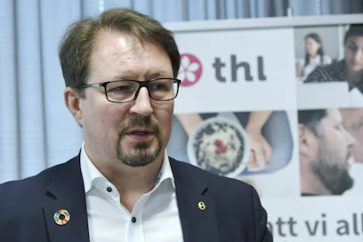 THL:n Salmisen mukaan kaikki tiedot viittaavat toistaiseksi siihen, että suurin riski saada koronavirus liittyy ajan viettämiseen suurissa ihmisjoukoissa. LEHTIKUVA / MARKKU ULANDER
