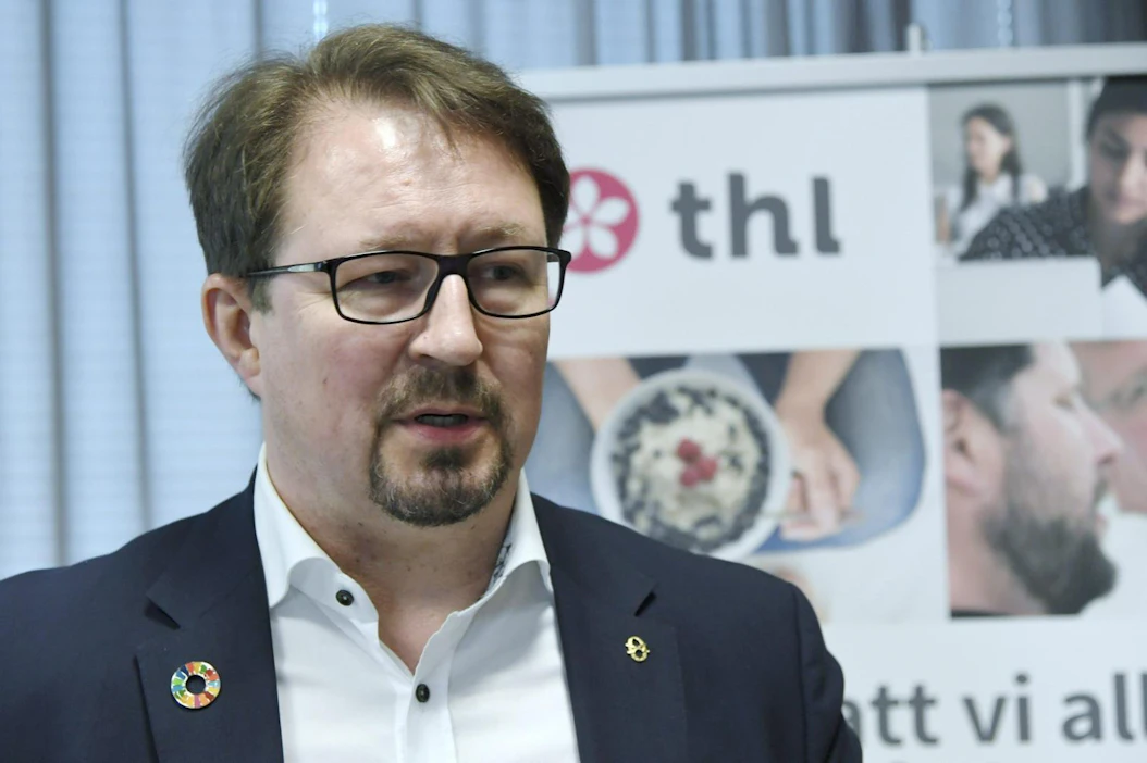 THL:n Salmisen mukaan kaikki tiedot viittaavat toistaiseksi siihen, että suurin riski saada koronavirus liittyy ajan viettämiseen suurissa ihmisjoukoissa. LEHTIKUVA / MARKKU ULANDER