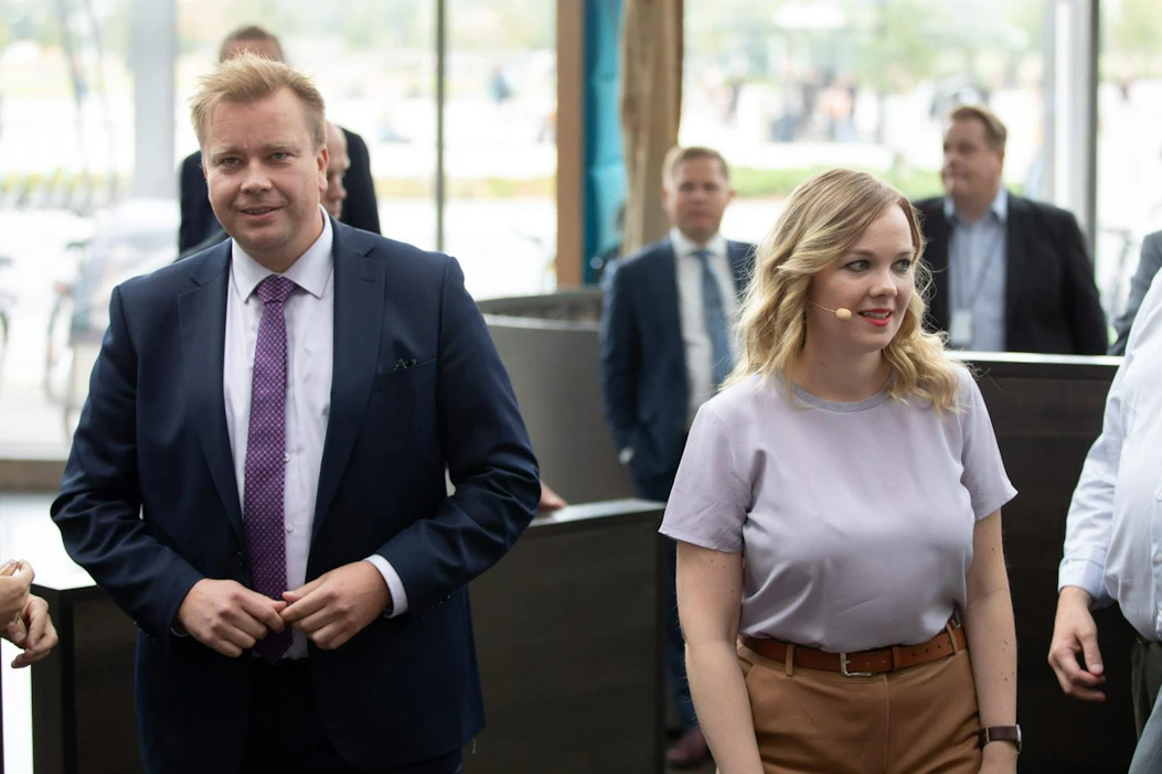 Antti Kaikkonen ja Katri Kulmuni kisaavat keskustan puheenjohtajajuudesta. LEHTIKUVA / Anni Reenpää