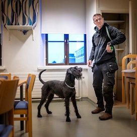 Suurin kysyntä PAH-koiralle on Etelä-Suomessa, kertoo Ville Heikkinen. Fiinu on Suomen ensimmäinen PAH-yhdisteitä etsivä koira.