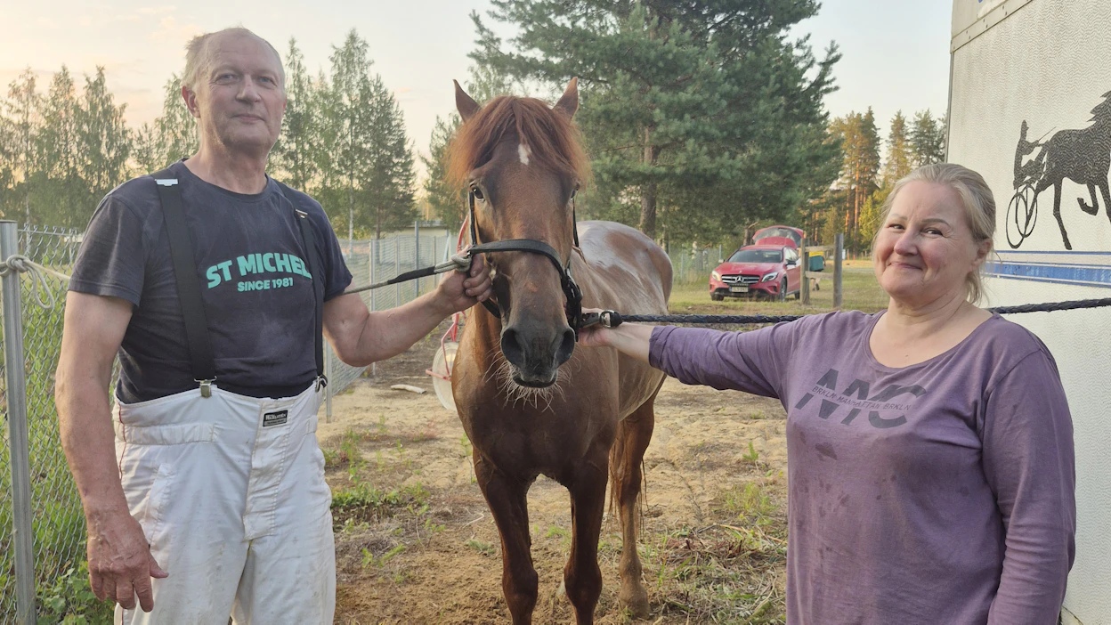 Heikki Mutikainen ja Tuija Salin elivät Lieksan kesäraveissa ikimuistoisia hetkiä. Keskellä päivän sankari Vuaran Vihu.