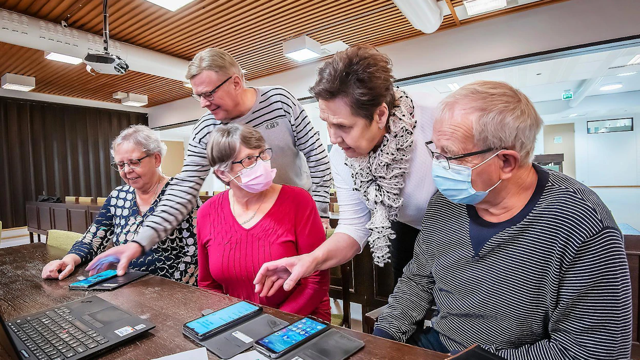 Helvi ja Harald Kraft saivat opastusta Riitta Kontturilta tiistaina Vaasaan kuuluvassa Vähässäkyrössä. Hannele Taanonen (vas.) ja Timo Ristimäki odottivat vielä opastettaviaan.