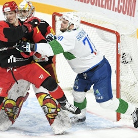 Venäläissivuston mukaan poistujiin lukeutuisi Salavat Julajev Ufan Teemu Hartikainen (oikealla).  Jokerit ilmoitti jo aiemmin jäävänsä pois KHL:n pudotuspeleistä.