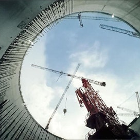 Olkiluoto 3 -ydinvoimalaa on rakennettu kymmenen vuotta. Atomin paluu -dokumentielokuva pureutuu rakentamisen alkuvaiheisiin. Jussi Eerola