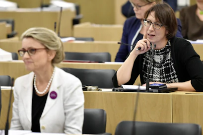 Kristillisdemokraattien entinen puheenjohtaja Päivi Räsänen (vas.) ja nykyinen puheenjohtaja Sari Essayah eduskunnan täysistunnossa eilen.