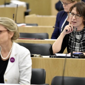 Kristillisdemokraattien entinen puheenjohtaja Päivi Räsänen (vas.) ja nykyinen puheenjohtaja Sari Essayah eduskunnan täysistunnossa eilen.