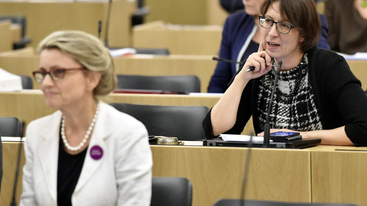 Kristillisdemokraattien entinen puheenjohtaja Päivi Räsänen (vas.) ja nykyinen puheenjohtaja Sari Essayah eduskunnan täysistunnossa eilen.
