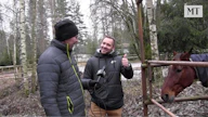 Juha Jokinen haastattelee Juha Puhtimäkeä, jonka hevoset asustavat Ylöjärvellä.