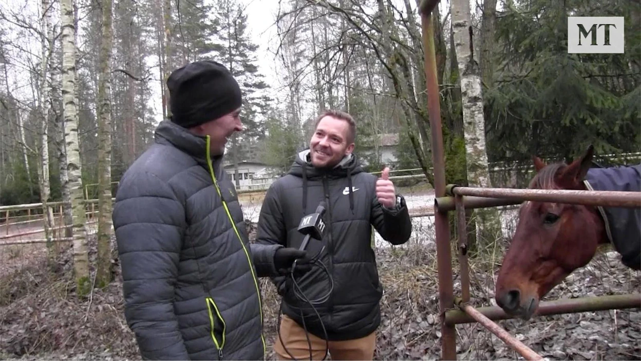 Juha Jokinen haastattelee Juha Puhtimäkeä, jonka hevoset asustavat Ylöjärvellä.