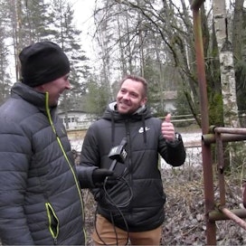 Juha Jokinen haastattelee Juha Puhtimäkeä, jonka hevoset asustavat Ylöjärvellä.