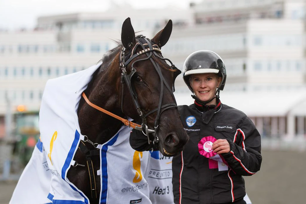 Derby-kakkonen ja Killerin Eliitin ykkönen Lexus Dream kuvassa vuoden 2019 Sweden Cupin karsintavoittajana kera hoitajansa Johanna Kyläkosken. Finaalissa Lexus Dream oli kolmas.