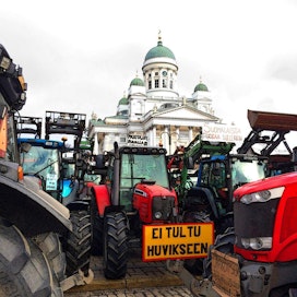 Ytittäjä Jutta Kuure sai perjantain traktorimarssista idean tyynyyn.