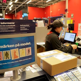 Suomalaiset ovat hakeneet apua postin kuljettamiseen myös Ruotsista. Haaparannan Maxi-Icassa suomalaisasiakkaita on käynyt Oulusta asti.