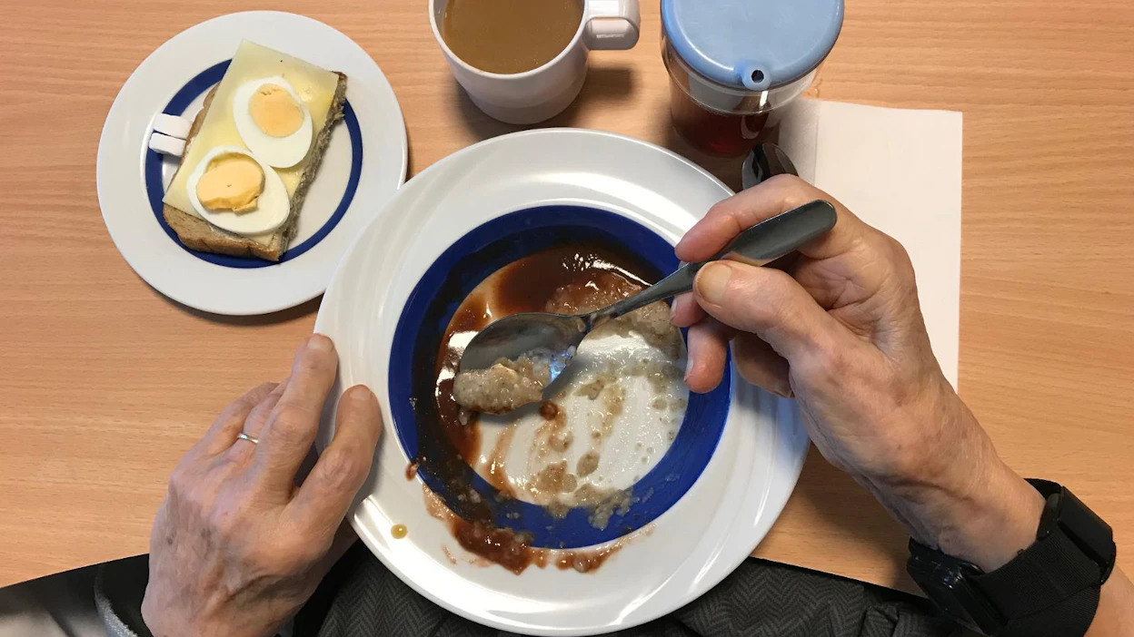 Niin kauan kuin koronavirukseen ei ole rokotetta, muun väestön on vältettävä olemasta kontaktissa vanhainkotien iäkkäiden ja muiden riskiryhmäläisten kanssa, totesi EU-komission puheenjohtaja.
