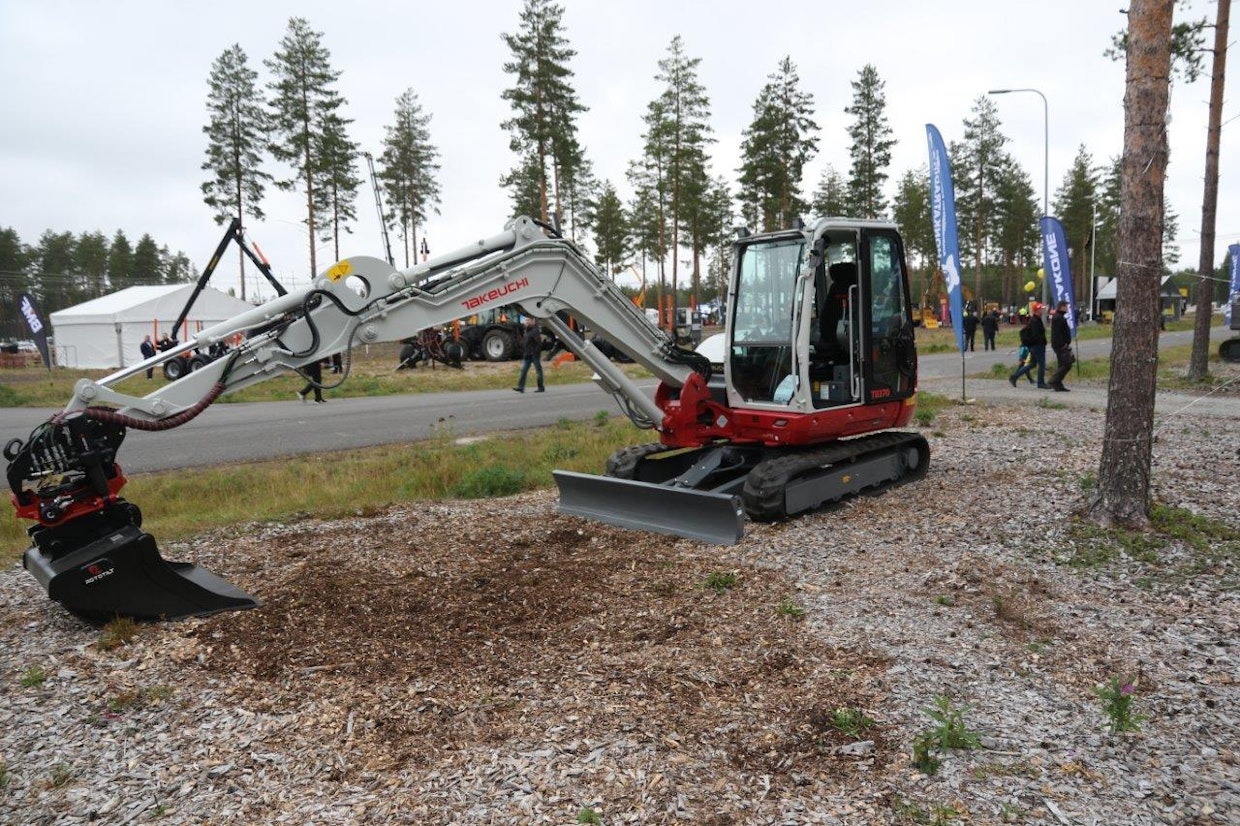 Honka Trading esittelee uutta Takeuchi TB370 -malliaan. Kone osallistuu myös Koneviestin 6-7 tonnin koneiden kaivukonevertailuun syyskuun puolivälissä. Testikokemuksia luvassa myöhemmin syksyllä.
