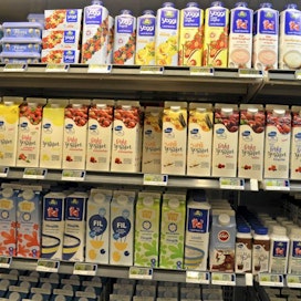 Valio pyrkii löytämään uusia markkinoita kuluttajatuotteille. Kuvassa Valion valikoimaa ruotsalaisen kaupan hyllyssä.
