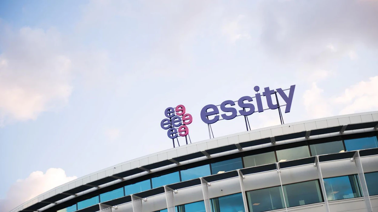 Essityn tuotemerkkejä ovat Lotus, Embo, Emilia, Luonnonystävän, Royal ja Nessu. Kuva on Essityn toimistorakennuksesta Göteborgista Ruotsista.