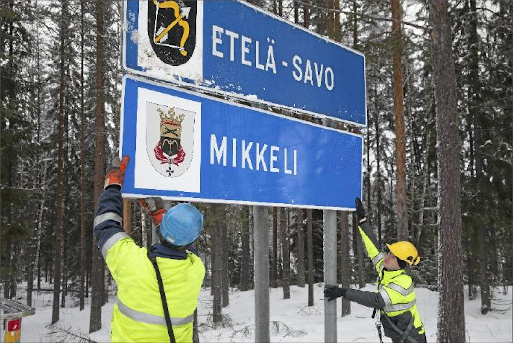 Ennen tien numero 13 tolpissa olivat kyltit Etelä-Karjala ja Suomenniemi. Viime perjantaina Janne Tuukkanen ja Jari-Matti Marttinen vaihtoivat ne Etelä-Savoksi ja Mikkeliksi. Suomenniemi ja Mikkeli tekivät kuntaliitoksen vuodenvaihteessa. Paula Myöhänen