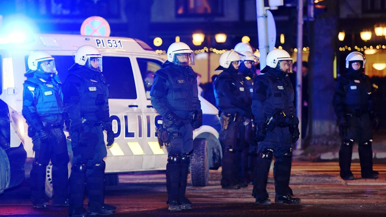 Poliisi turvasi itsenäisyyspäivänä Helsingissä järjestettyjä mielenosoituksia. LEHTIKUVA / HEIKKI SAUKKOMAA