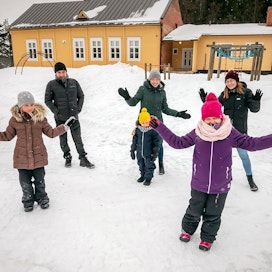 Tähän se tulee. Heikki Kuusisto (vas. takana), Hanne ja Aamos Kalliomäki, Jenna järvinen sekä Kerttu Makkonen (vas. edessä) ja Siiri Heimovirta seisovat kyläkoulun edessä paikalla, johon uusi päiväkoti on määrä rakentaa.