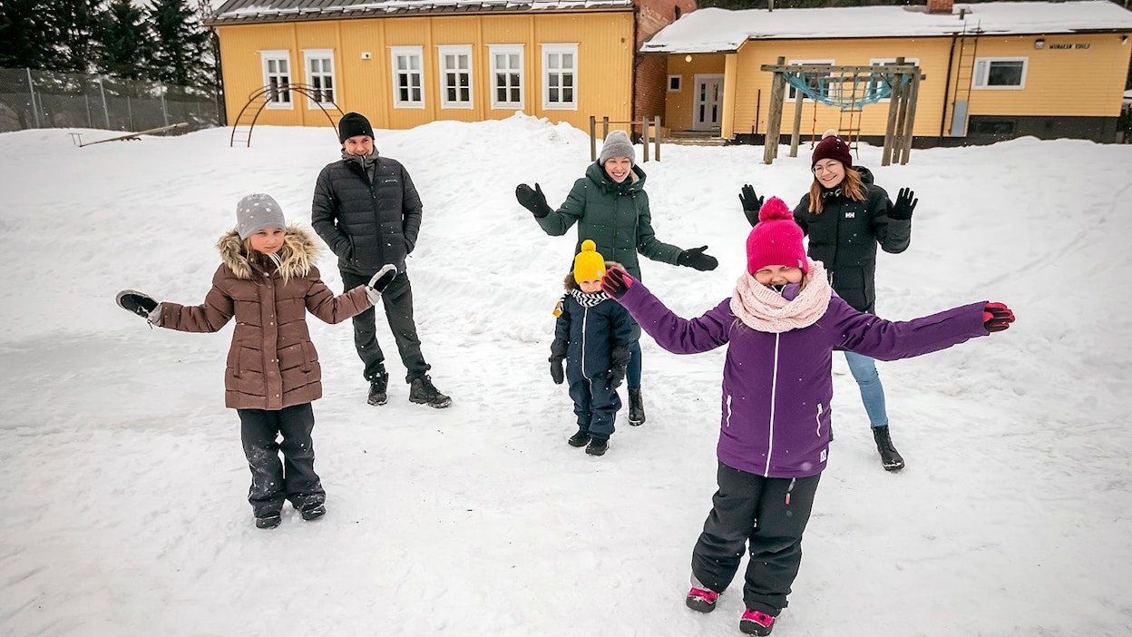 Tähän se tulee. Heikki Kuusisto (vas. takana), Hanne ja Aamos Kalliomäki, Jenna järvinen sekä Kerttu Makkonen (vas. edessä) ja Siiri Heimovirta seisovat kyläkoulun edessä paikalla, johon uusi päiväkoti on määrä rakentaa.