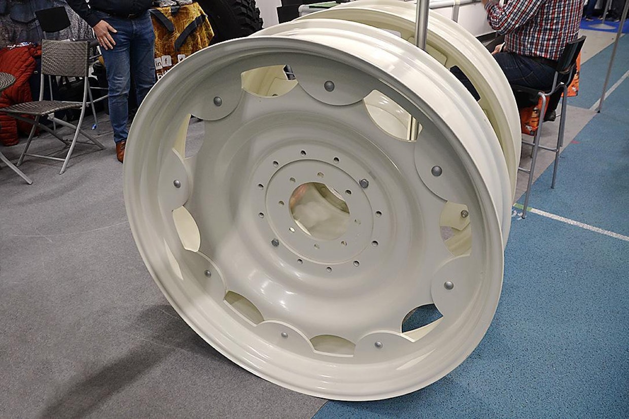 Gripen Wheelsin osastolla oli tarjolla mielenkiintoinen vannekokonaisuus riviviljelijöille. Kyseessä on Pronarin valmistama modulirakenteinen Multilift-sovitteellinen vanne. Vannekokonaisuus on kolmeosainen, säädettävä ja se myydään traktorin napalevyyn kiinnitettävällä merkkikohtaisella sovitepalalla. Maahantuojalla on komponentteja, joista kasataan asiakkaalle toimiva kokonaisuus.