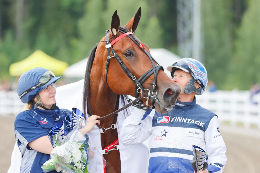 Mascate Match, Hanna Rakkolainen ja Pekka Korpi pääsivät juhlimaan mm. Uudenmaan Upeimman voittoa 2019. Kuva on muusta yhteydestä.