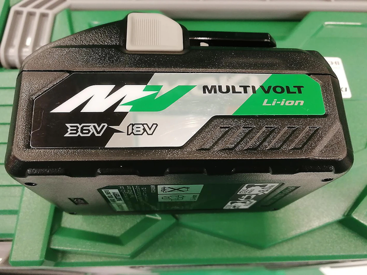 Multi Volt -akkuja on saatavana ainakin Hitachin ja Hikokin tuotevalikoimasta. Kun Multi Volt-akku kytketään laitteeseen kiinni, on oikea akkujännite käytössä automaattisesti. Samalla myös ampeerituntimäärä muuttuu. Kuvan akusta saadaan 18 V:n käsityökaluille 8.0 Ah ja 36 V:n käyttöjännitettä tarvitseville laitteille 4,0 Ah.