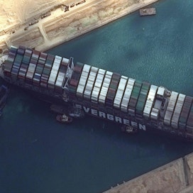 Suezin kanavaan jäi alkuviikosta jumiin 400-metrinen Ever Given -konttialus. Maxar Technologies välitti tilanteesta satelliittikuvaa.