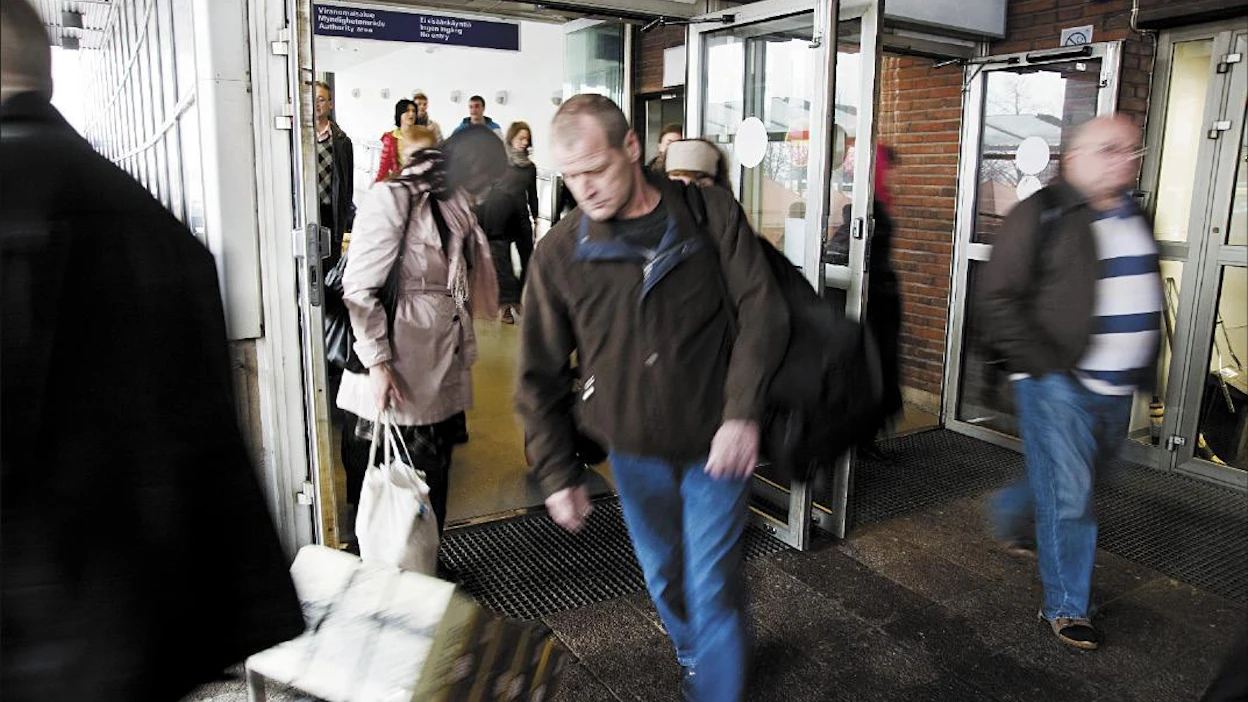 Lauri Salminen Kaksi kolmesta suomalaisesta suunnittelee matkustavansa Viroon ensi vuonna. Valtaosa matkustajista tuo alkoholia mukanaan.