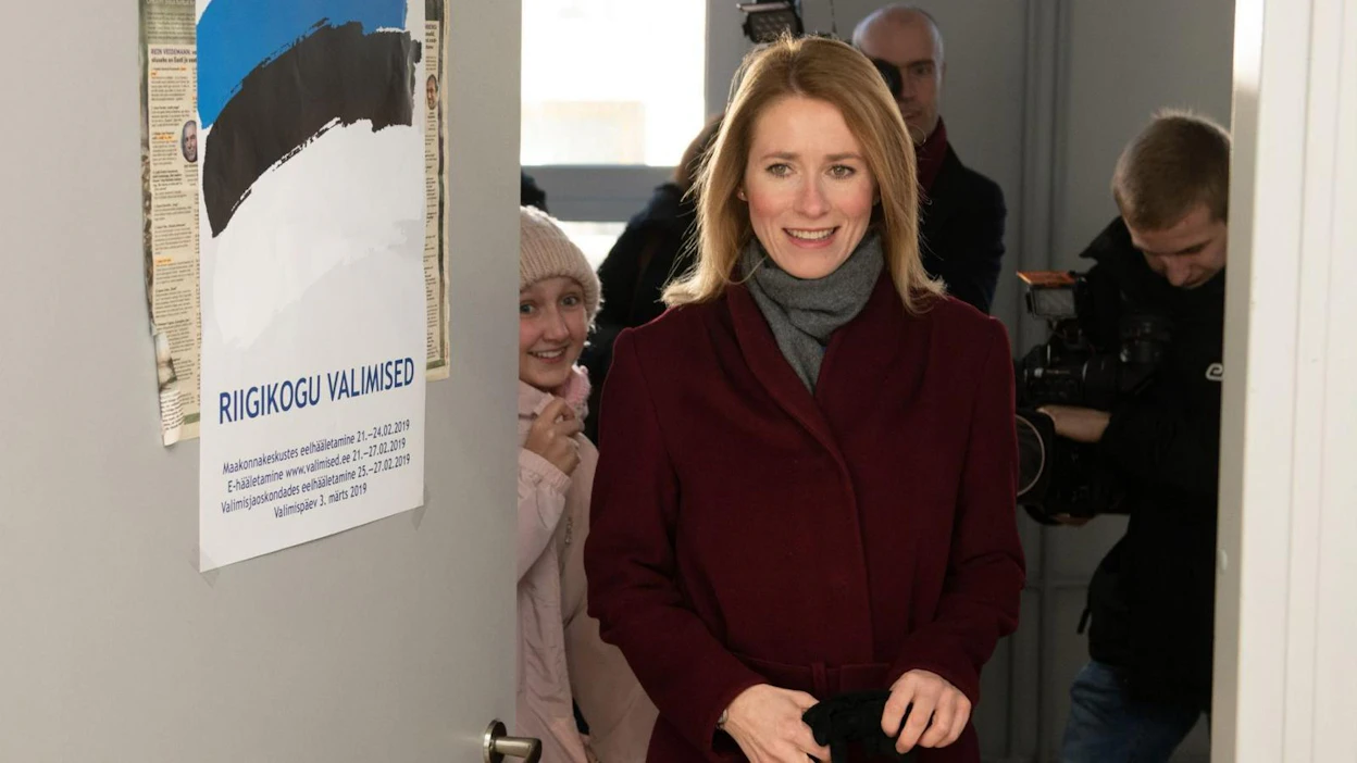 Reformipuolueen puheenjohtaja Kaja Kallas äänesti päivällä Tallinnassa. Häntä äänesti 20 000 virolaista.