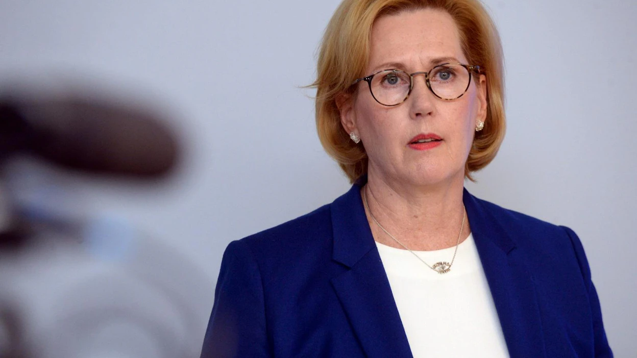 Työministeri Tuula Haatainen siirsi kemian alan lakkoa, joka olisi alkanut maanantaina. LEHTIKUVA / Mikko Stig