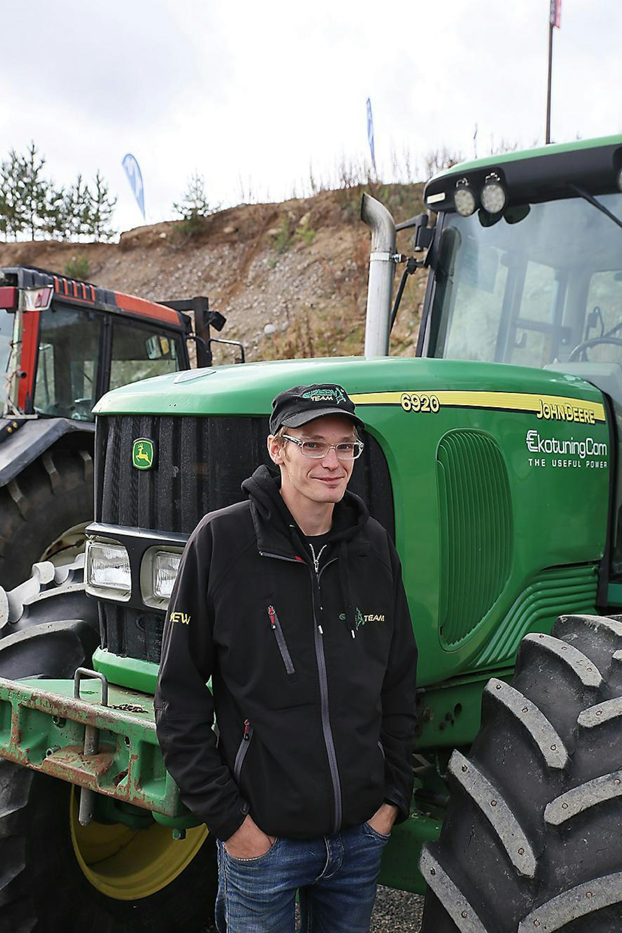 Juho Linna Kannuksesta kisasi ensimmäistä kertaa mäkivedossa John Deere 6920:llä. Tuloksena oli alle 161-hevosvoimaisten kakkossija.