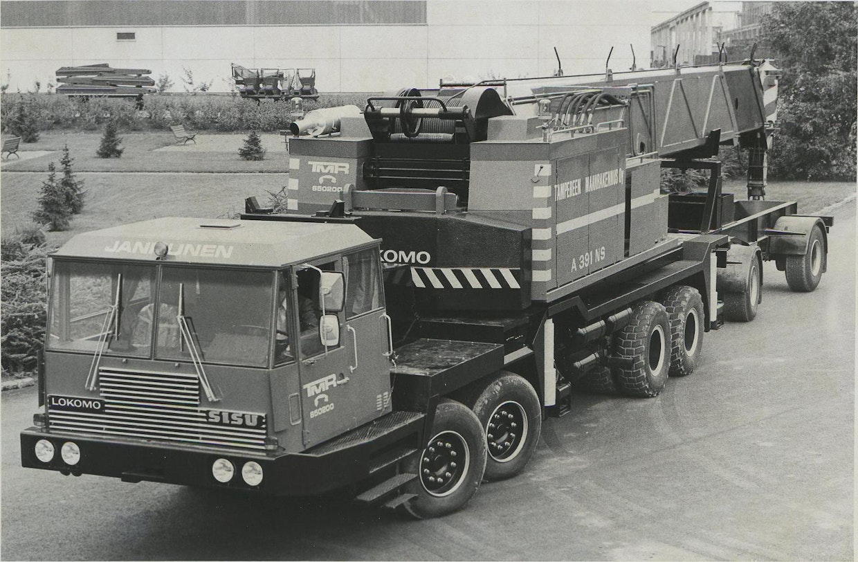 Komein Lokomon nosturi 70-luvulla oli 90 tonnin A 391 NS. Tampereen Maanrakennus Oy osti kuvan nosturin vuonna 1979. Aarne Janhusen perustama TMR oli Lokomon pitkäaikainen asiakas. Asiakassuhteen alku oli hyvin tamperelainen: Aarnen poika Matti oli joutunut juttusille Lokomon Risto Tikkasen kanssa Tammelantorilla jonottaessaan mustamakkarakioskille. Oli puhuttu nostureista ja Risto oli kertonut, että kohta on Lokomolta tulossa ennen näkemättömän hyvä uusi nosturi.