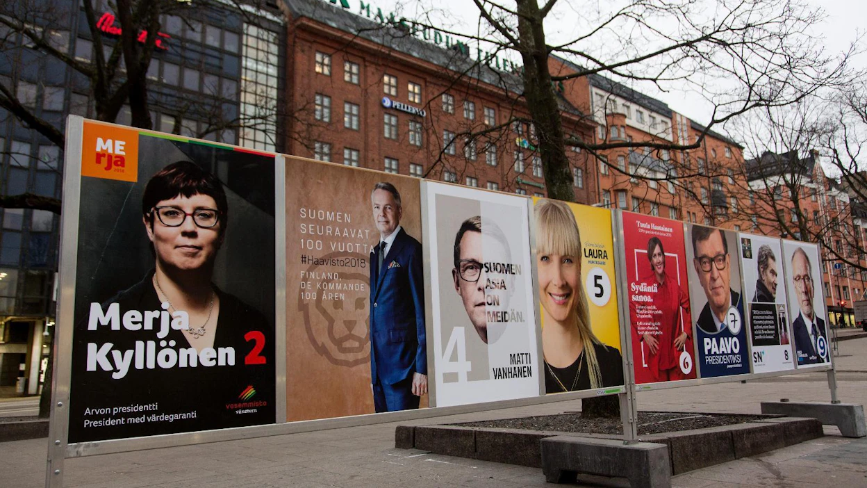 Presidentin vaalien ensimmäinen kierros järjestetään 28. tammikuuta. Ennakkoäänestys alkaa tänään keskiviikkona 17.1. Kampanjamainoksia Helsingissä Maalaistentalon edustalla.