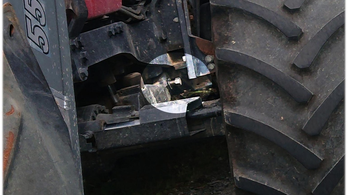 Etuakselia tukenut pultti oli katkennut ja irronnut kauhajokelaisen urakoitsijan traktorista.