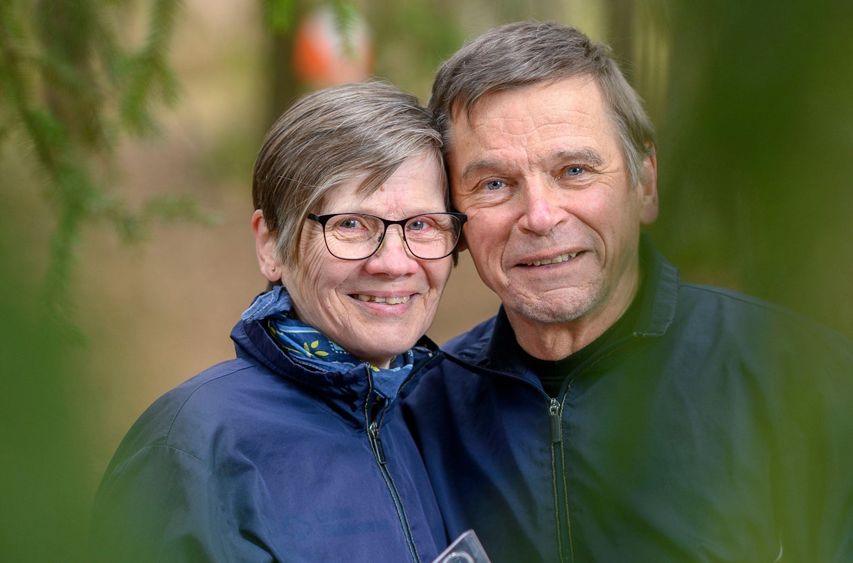 Vanhojen metsien väheneminen huolettaa Tuomo Peltolaa. Liisa Peltola toivoisi jatkuvan kasvatuksen yleistyvän.