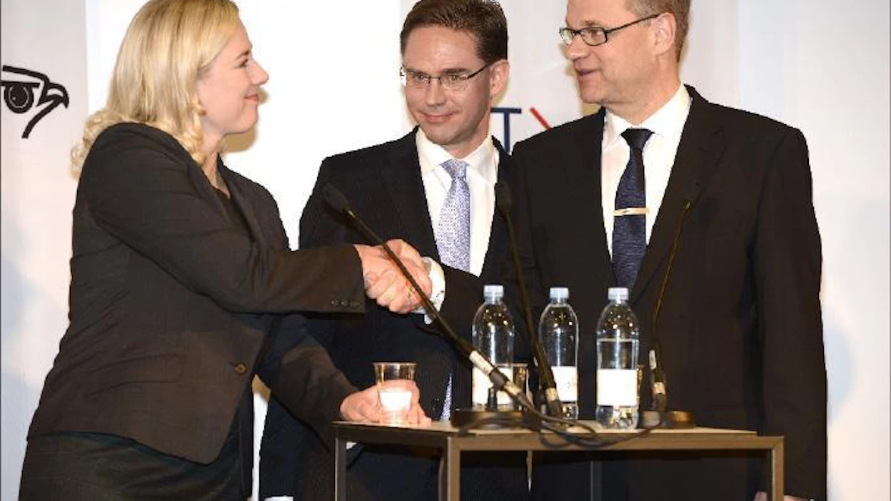 Kuntavaaleissa oli kolme suurta puoluetta. Kuvassa kuin ääniosuuskisan palkintopallilla niiden puheenjohtajat: keskellä kokoomuksen Jyrki Katainen vierellään SDP:n Jutta Urpilainen ja keskustan Juha Sipilä. LEHTIKUVA