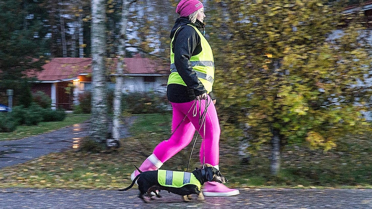 Viimeistään nyt kannattaa ottaa heijastimet käyttöön ulos lähtiessä.