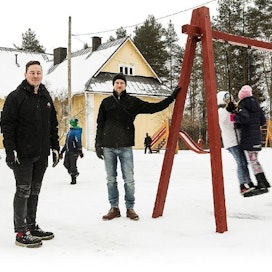 Juha Anttonen (vas.) ja Mikko Kankainen puolustavat Rahulan koulua, sillä sen lakkauttaminen tarkoittaisi monelle lapselle pitkiä koulumatkoja.