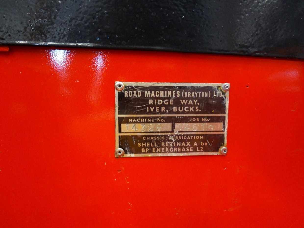 Real Machineryn koneesssa on välittäjänä toimineen liikkeen Road Machines (Drayton) Ltd:n kilpi, kuten Robby Boschin koneessa. Kyseinen yritys sekä valmisti että myi maansiirtoon liittyviä koneita kuten pienoisdumppereita ja kuljetusjärjestelmiä. Varsinainen valmistuskilpi on kadonnut.