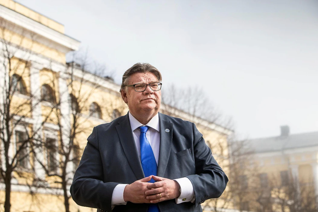 "Minä päätän itse, mitä syön, enkä siihen hommaan kaipaa olan yli kurkistelijoita", Soini kirjoittaa.