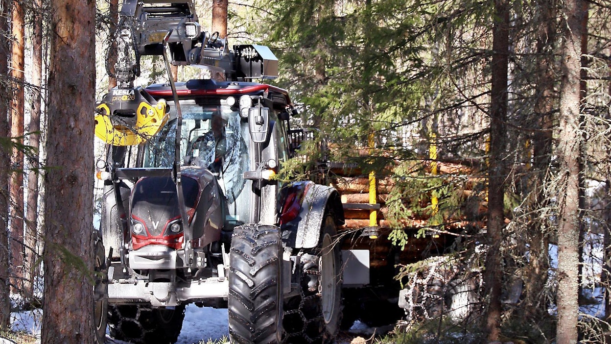 Usein taitetaan peistä siitä, tulisiko metsävarusteltuja maataloustraktoreita käyttää enemmän metsätöissä. Koneviesti selvitti, miten nykyaikaisella tekniikalla varustettu maataloustraktori soveltuisi puutavaran lähikuljetukseen.