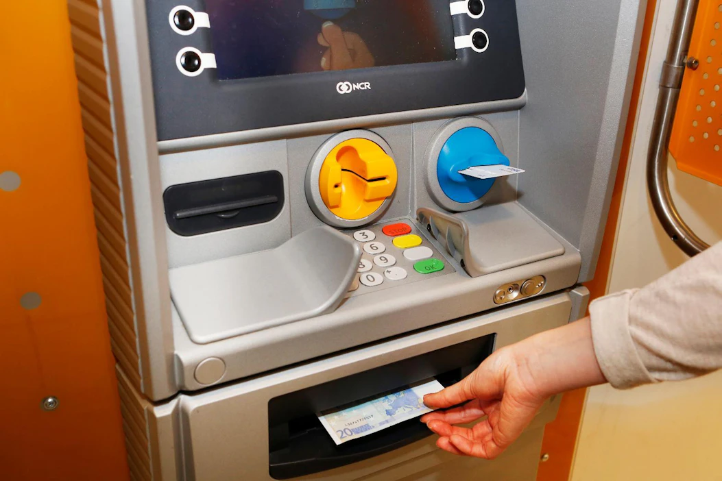 Pankkiautomaattien määrä on vähentynyt, ja nyt pankit suosittelevat asiakkaita nostamaan käteistä myös kaupan kassalta ostoksien yhteydessä.