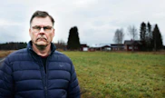 Juha Huhtala kävelee peltotietä, jonka taustalla näkyy konkurssissa mennyt maatila. Huhtala arvostaa maanviljelijän ammattia yhä. ”Siinä on vapaus määrittää, mitä milloinkin tekee. Itse en siihen enää lähde, se kortti on jo katsottu.”